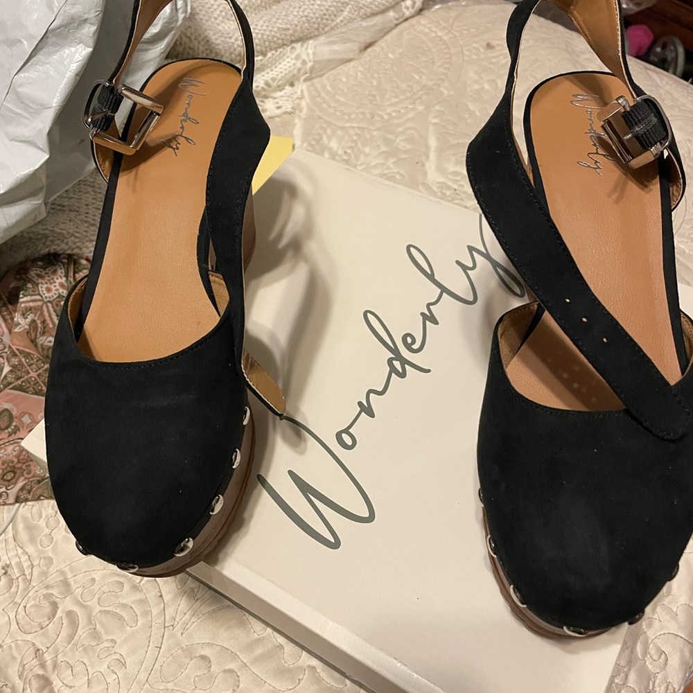 Wonderly brand, platform, black in color, size 8.5